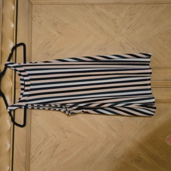 TORRID Size 2 Halter Style Short Sleeve Top with Keyhole in the back - Picture 3 of 8